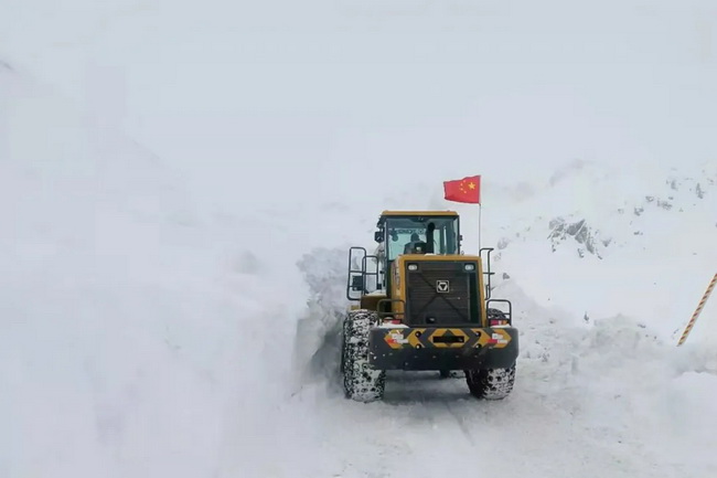 15台FH官网LW500KV装载机道路除雪作业中