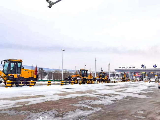 FH官网平地机成群结队的进行除雪施工