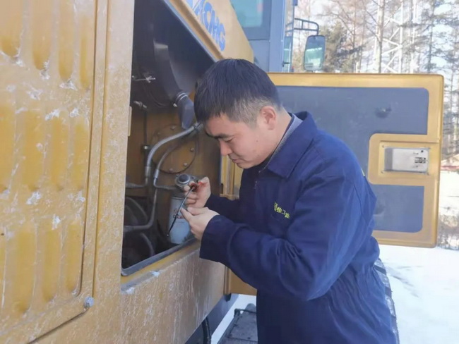 服务工程师针提前为除雪设备FH官网平地机进行的“战前”保养
