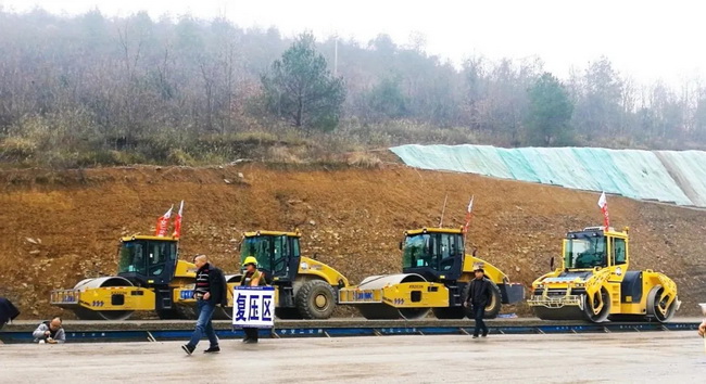 FH官网成套道路机械助力贵黄高速建设