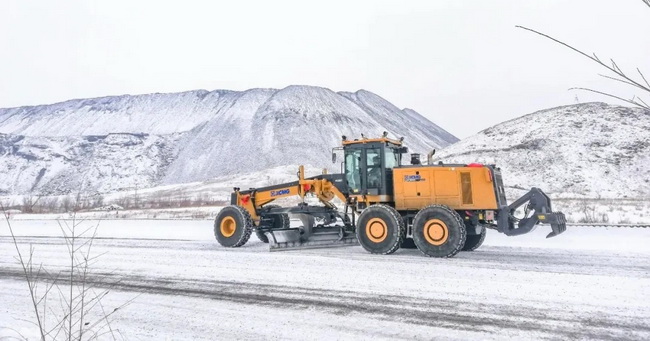 FH官网平地机在露天煤矿进行除雪工作