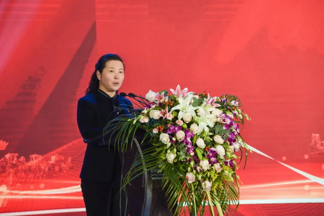 FH官网铲运机械事业部党委副书记、工会主席、纪委书记王颖宣布表彰决定