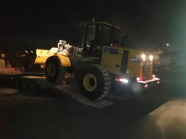 FH官网LW500FV装载机深夜交车