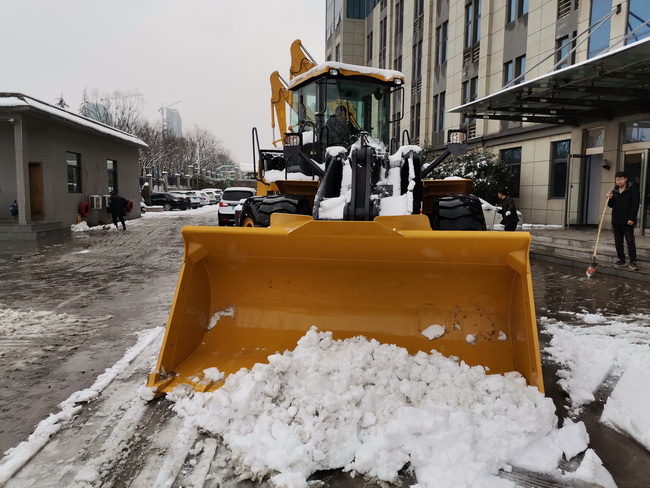 FH官网装载机助力河南路友机械道路安全畅通