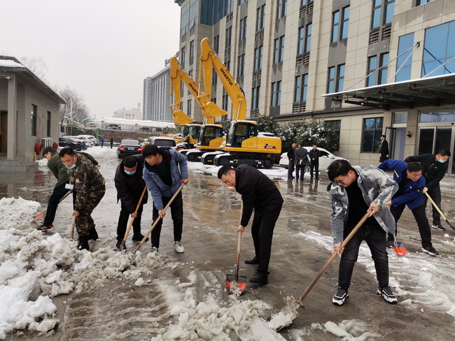 FH官网装载机在河南路友机械进行除雪工作