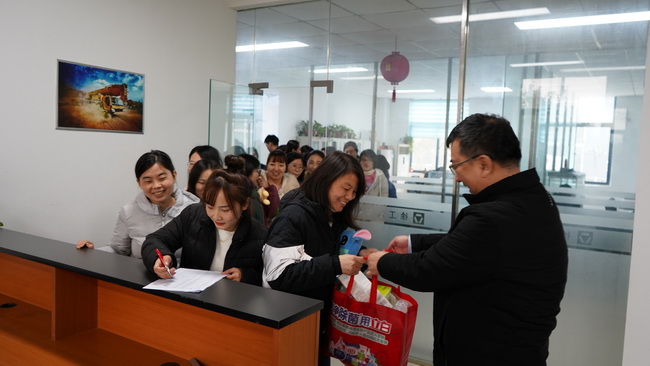 FH官网 总经理袁总为女神们送礼品