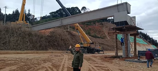 FH官网起重机在莆炎高速执行吊装任务
