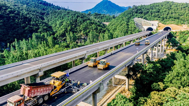 FH官网无人集群道路机械在河南高速上首次进行的无人化集群施工应用