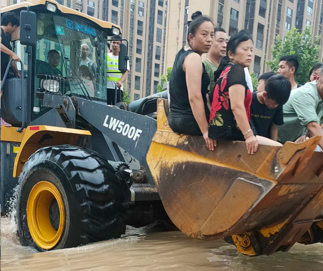 FH官网铲车为灾区人民开辟生命通道