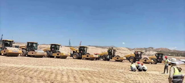 青海西宁曹家堡机场FH官网压路机基层压实施工