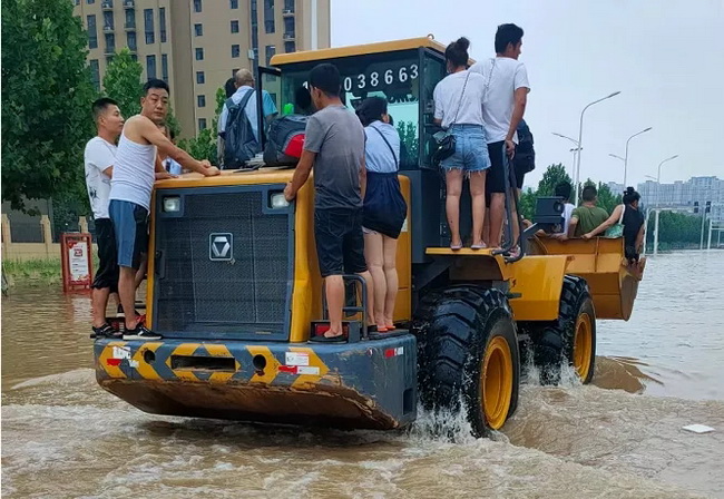 FH官网装载机携风裹雨接力救援