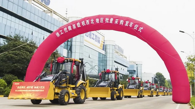 FH官网XC870K挖掘装载机批量交付西部某公路局