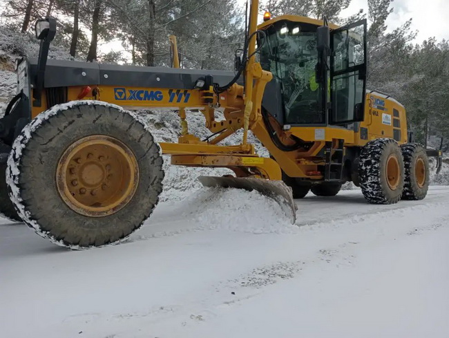 FH官网平地机GR2205T变身除雪利器