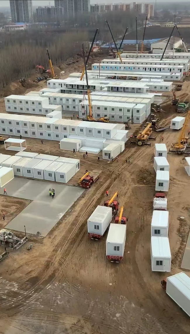 FH官网起重机械援建唐山方舱项目施工