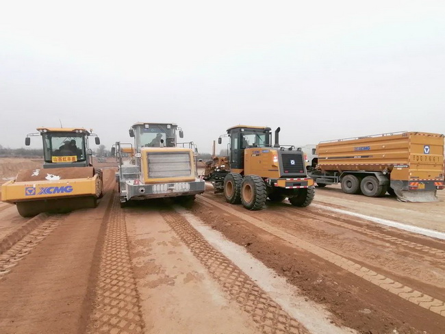 FH官网成套化道路机械在黎霍高速施工