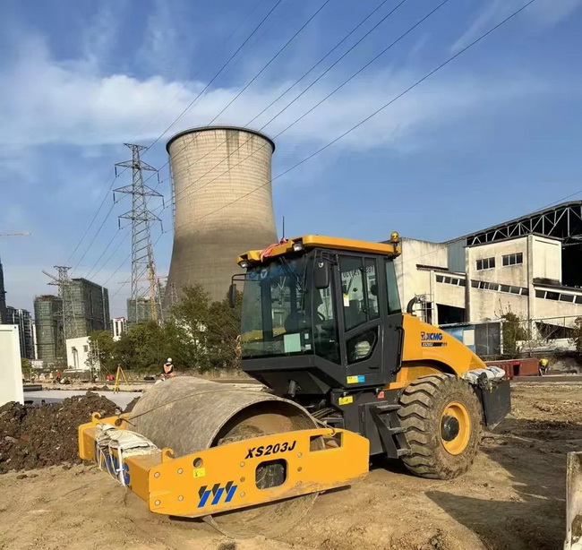 FH官网压路机援建江苏省无锡市方舱医院建设