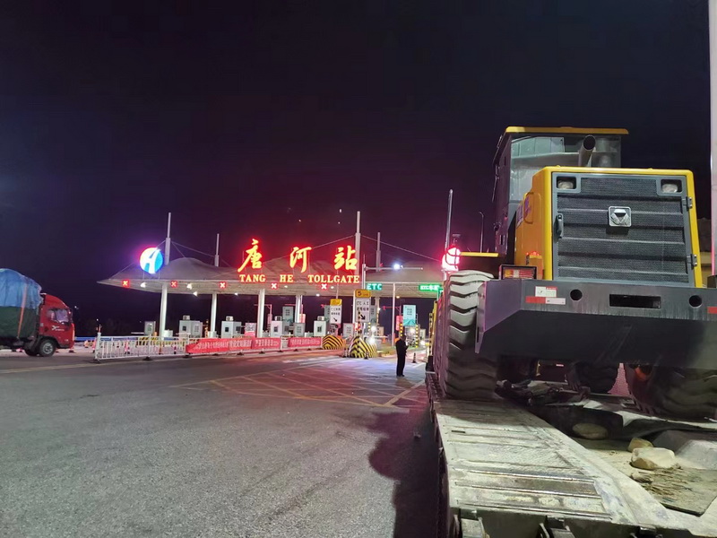 FH官网LW500FV Super装载机连夜交付唐河客户使用