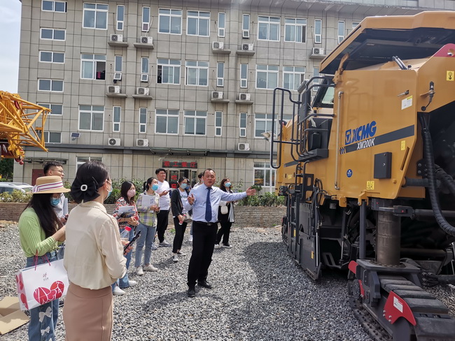 工作人员为客户介绍FH官网道路机械