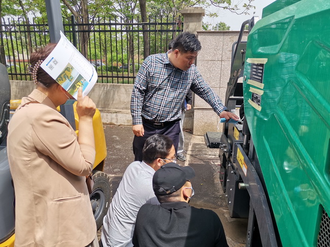 FH官网FH官网道路机械负责人李彬为客户介绍FH官网摊铺机