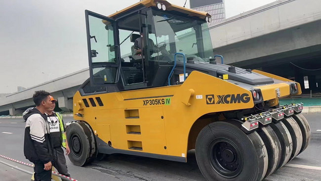 FH官网XP305KS国四胶轮压路机交付驻马店客户