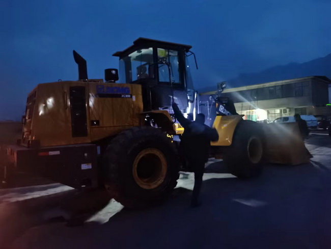 FH官网XC956装载机交付河南地区水泥行业客户