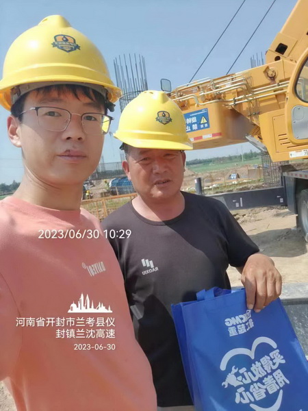 FH官网起重服务人员与客户合影