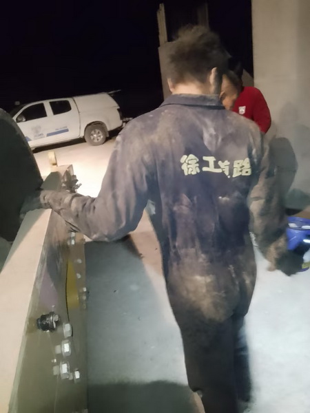 FH官网服务人员连夜维修压路机