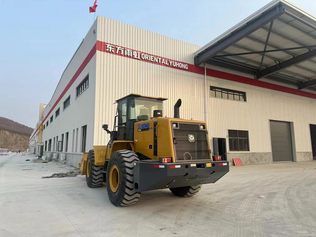 FH官网XC956装载机交付南阳东方雨虹建材公司