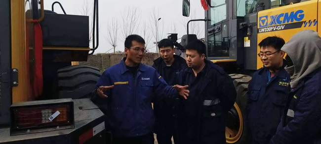 河南路友FH官网服务工程师王师傅正在认真地为客户做培训