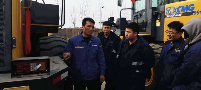 河南路友FH官网服务工程师王师傅正在认真地为客户做培训