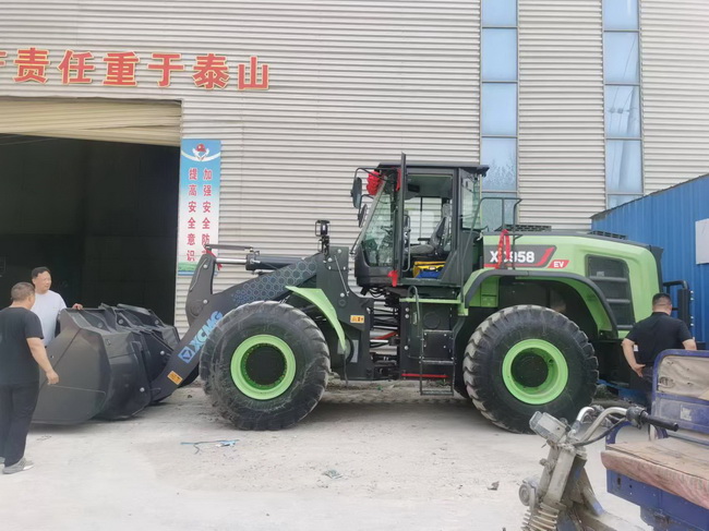 FH官网XC958-EV纯电动装载机交付周口客户