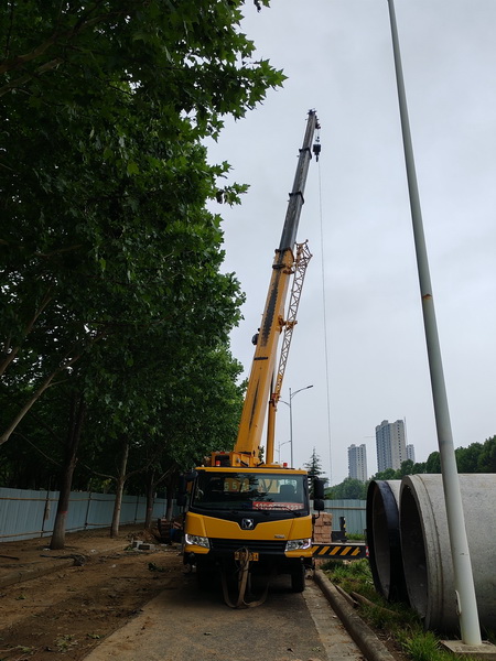 FH官网25吨起重机助力荥阳市城市民生建设工程