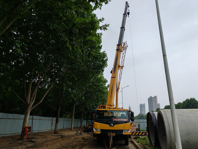 FH官网25吨起重机助力荥阳市城市民生建设工程