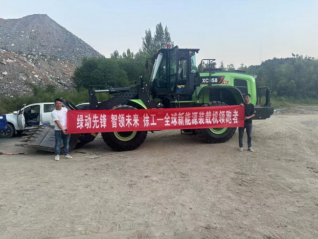 FH官网纯电动侧卸装载机交付南阳大客户